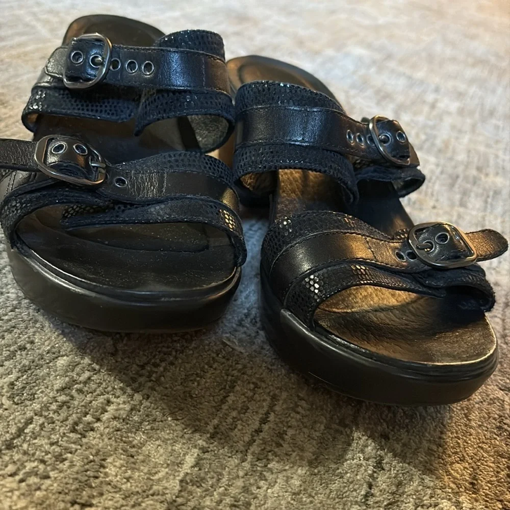 Dansko womens size 39 (8.5/9) Stylish Black Wedge Sandals- slip on